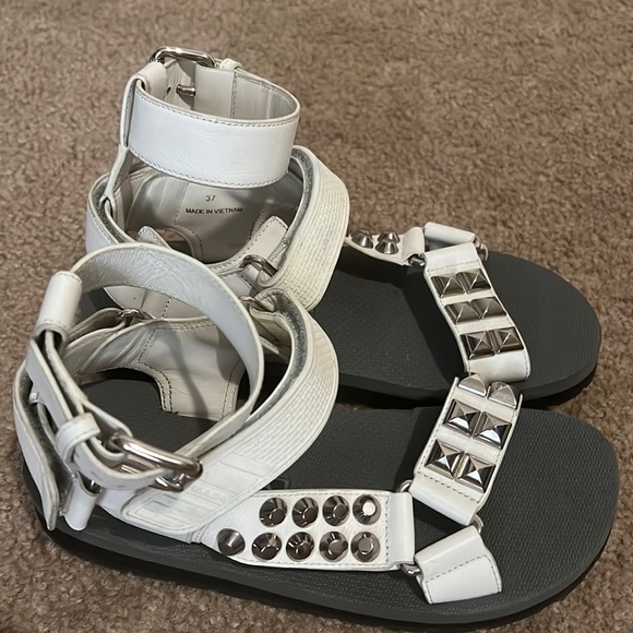 PRADA Sandals!!! 💕37 Euro size. Excellent condition, I have a dust bag. - Picture 2 of 10